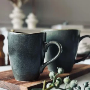 Becher mit Henkel aus Steingut – Grau