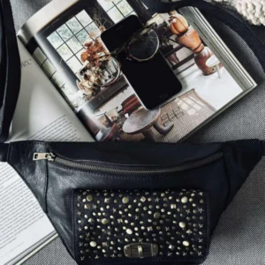 Gürteltasche mit Nieten - Schwarz