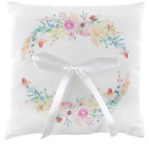 Mise en situation champêtre sur chaise en bois du coussin d'alliances mariage fleuri