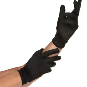 Gros plan sur les mains gantées des gants courts pour adulte