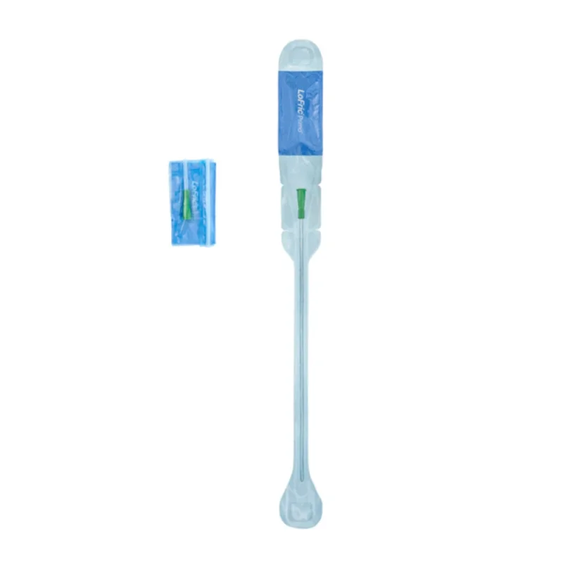 Hydrophiler Einmalkatheter LoFric® Primo™ in geöffneter Verpackung mit integriertem Griff und Applikator, inklusive Salzlösung für sofortige Aktivierung.