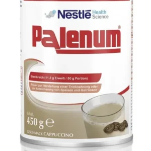 Produktabbildung von Palenum Trinknahrung im Cappuccino-Geschmack, präsentiert als Pulver in einem weißen, wiederverschließbaren Beutel mit goldenen Akzenten. Der Beutel ist in der Mitte leicht geöffnet, wodurch die Pulverschicht sichtbar ist. Im Hintergrund sind unscharfe Küchenutensilien zu sehen, die eine freundliche, einladende Atmosphäre schaffen. Die Schriftzüge auf dem Beutel sind klar lesbar, einschließlich des Produkttitels, der Geschmacksrichtung und wichtiger Hinweise.
